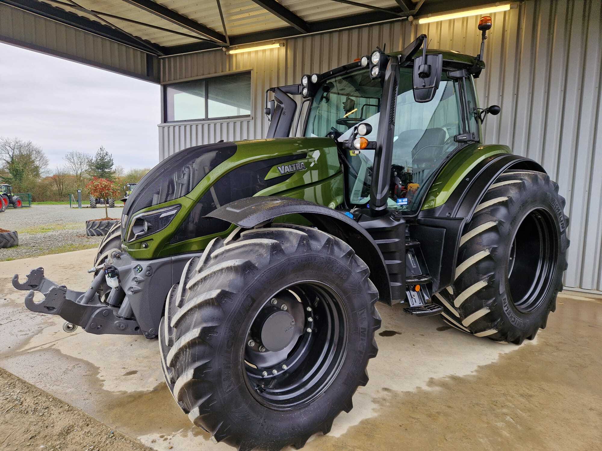 VALTRA T214 VERSU