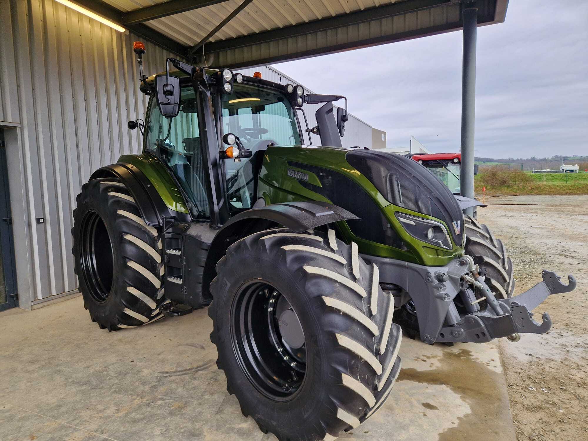 VALTRA T214 VERSU