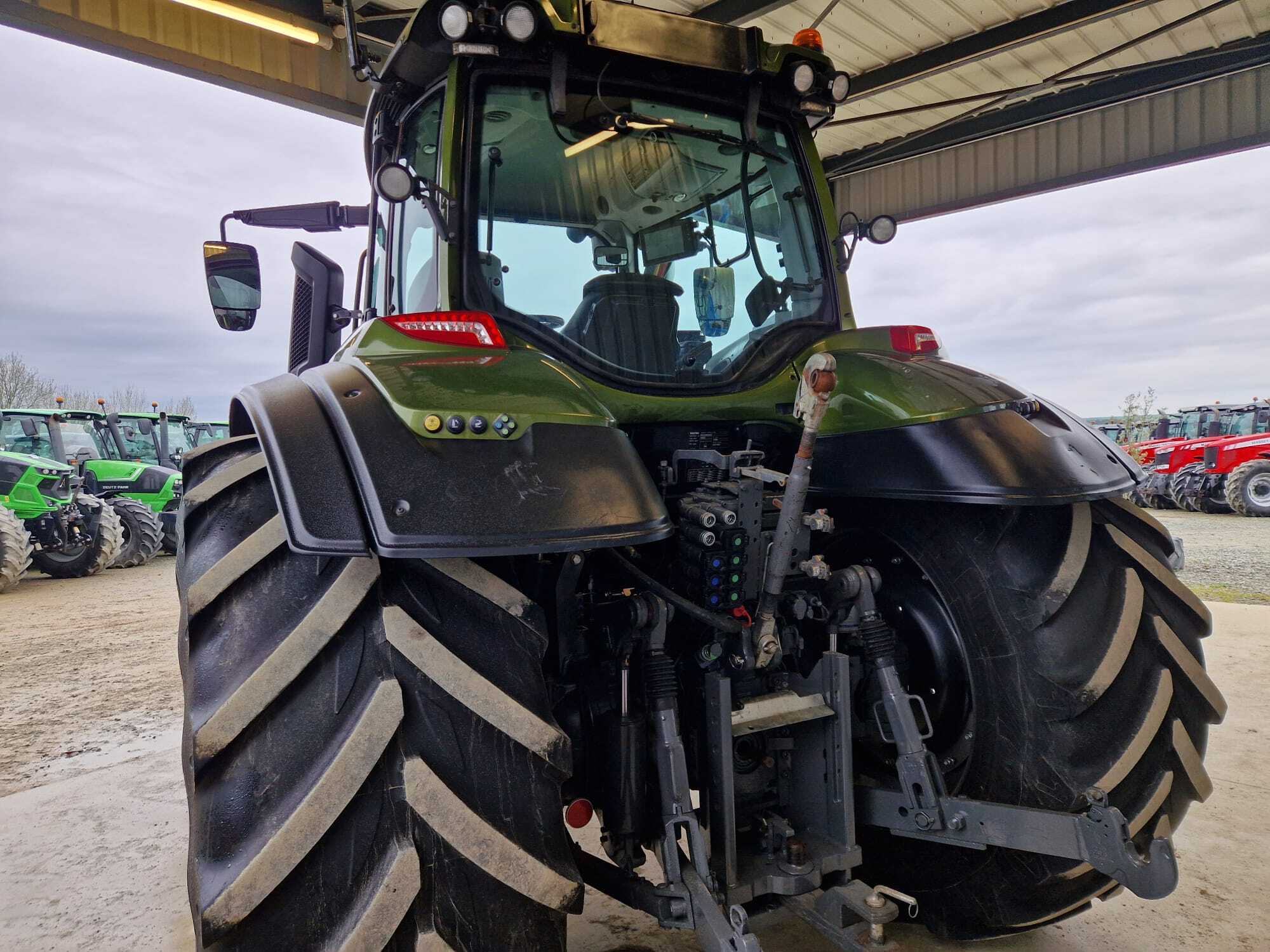 VALTRA T214 VERSU