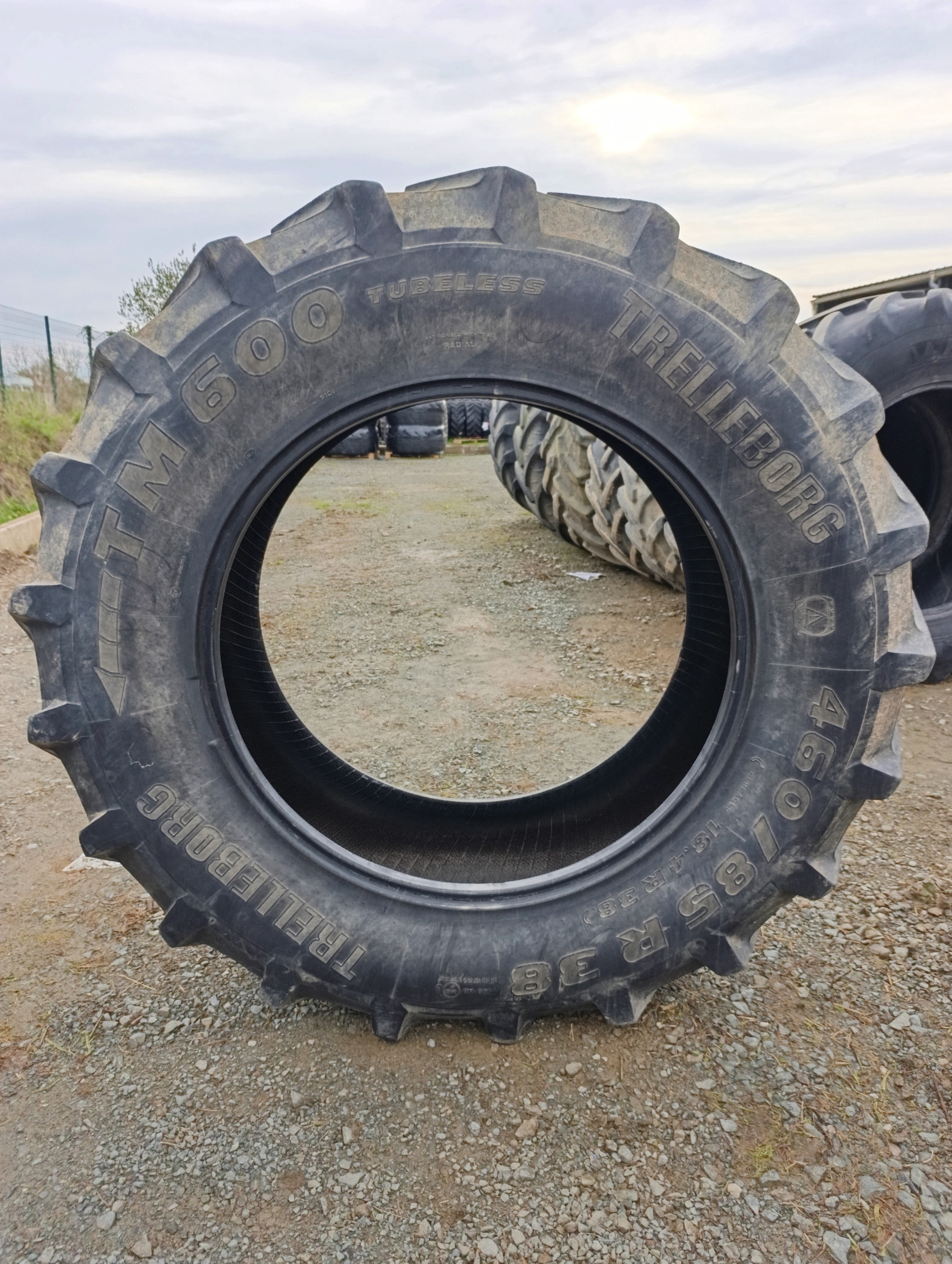 PNEU OCCASION TRELLEBORG 460/85/38